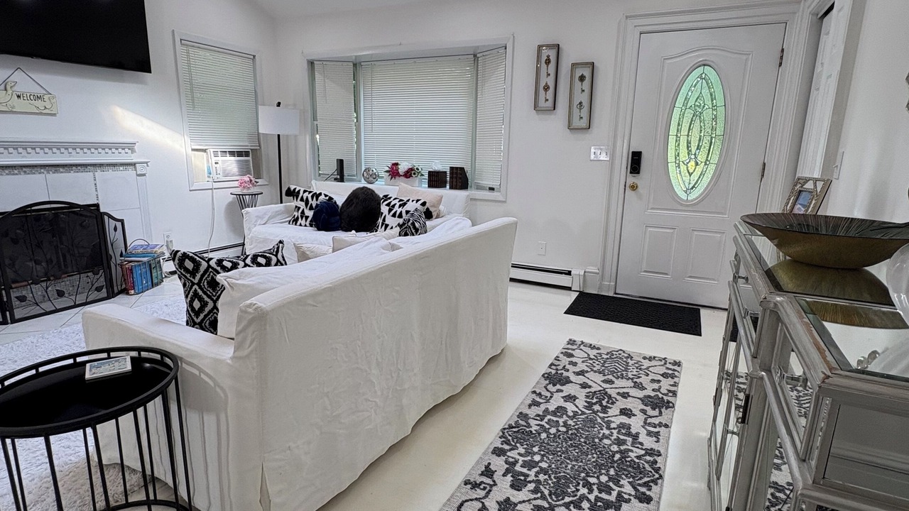 Photo of Livingroom in Hampton Bays