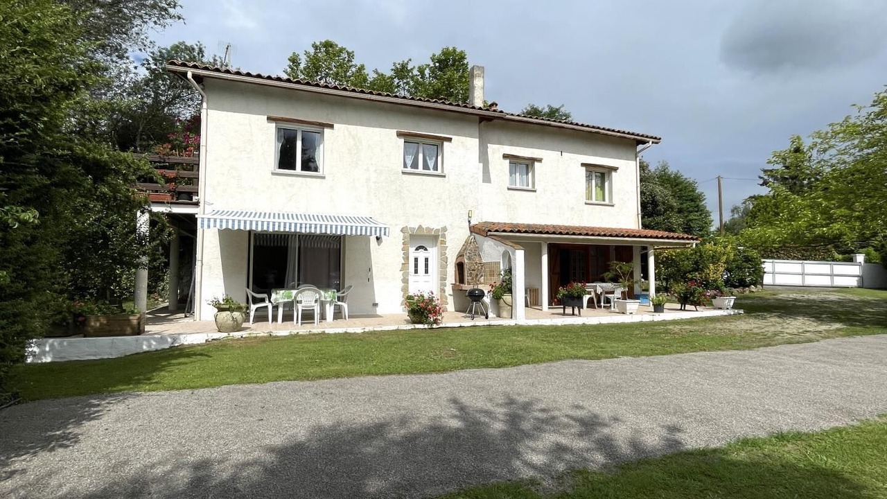 Photo of Outdoor in Saint-Pe-de-Leren