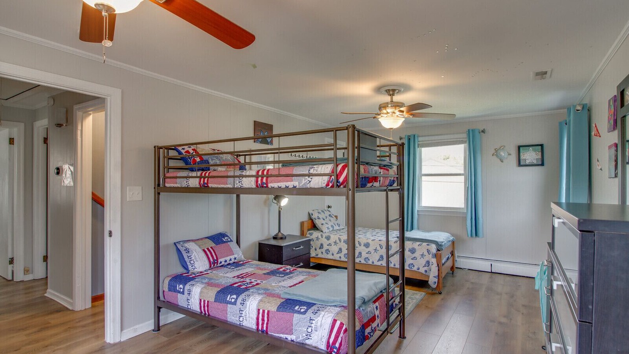 Photo of Bedroom in Willoughby Spit