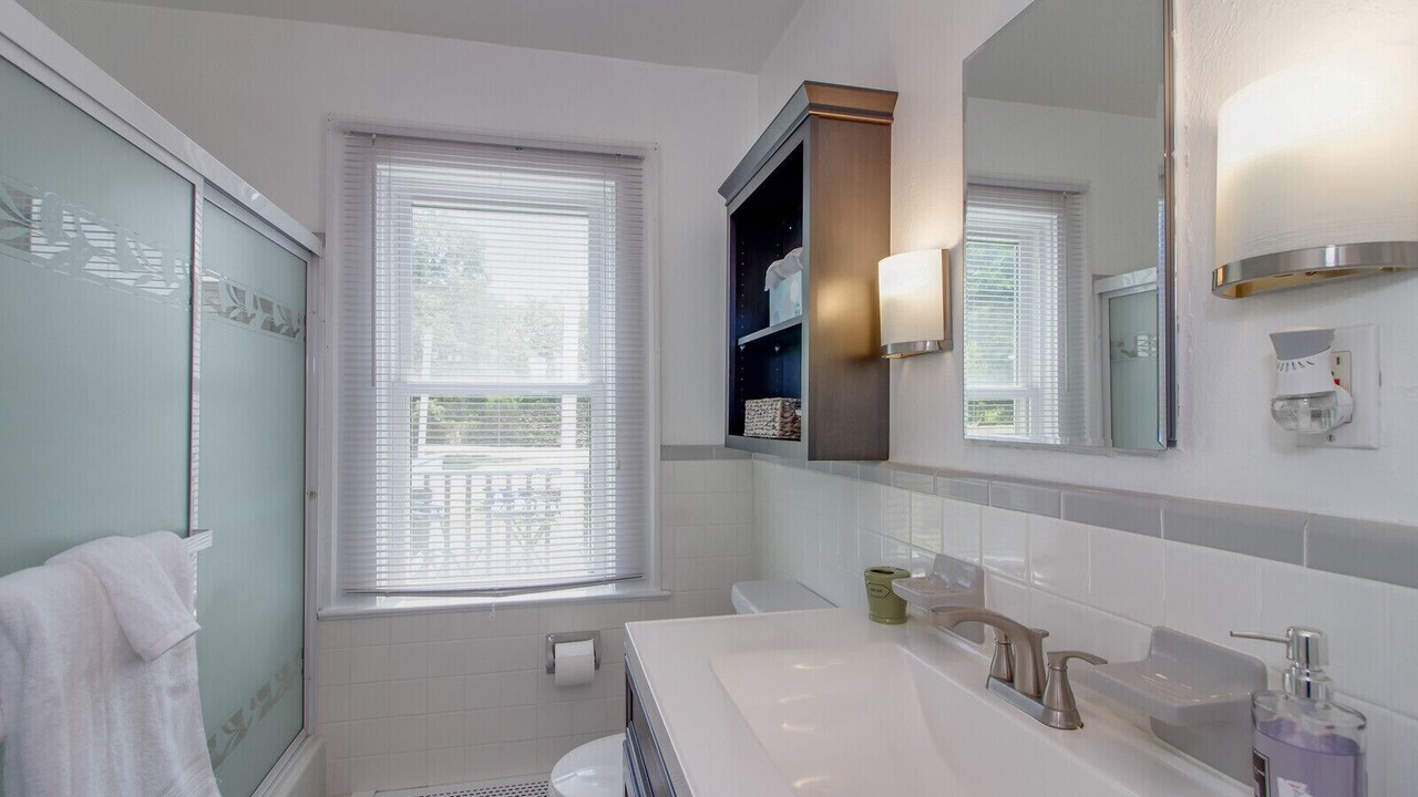 Photo of Bathroom in Willoughby Spit