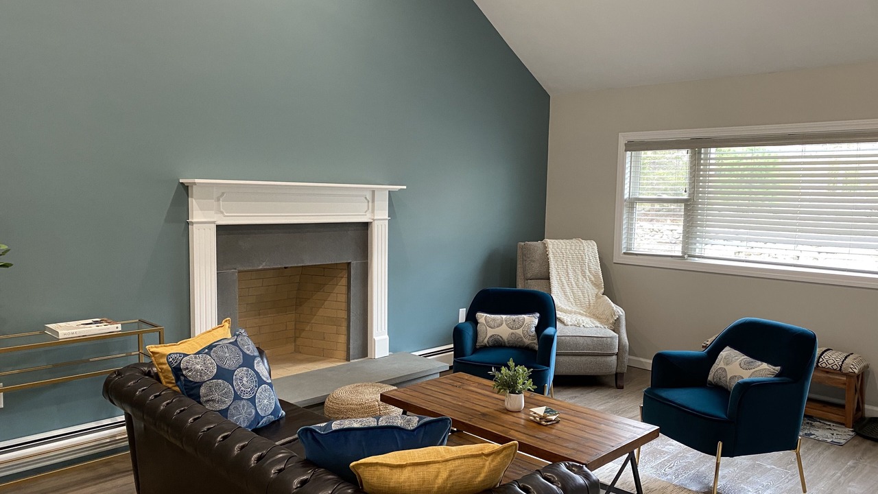 Photo of Livingroom in Old Mystic