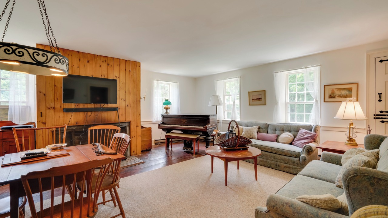 Photo of Livingroom in Salem