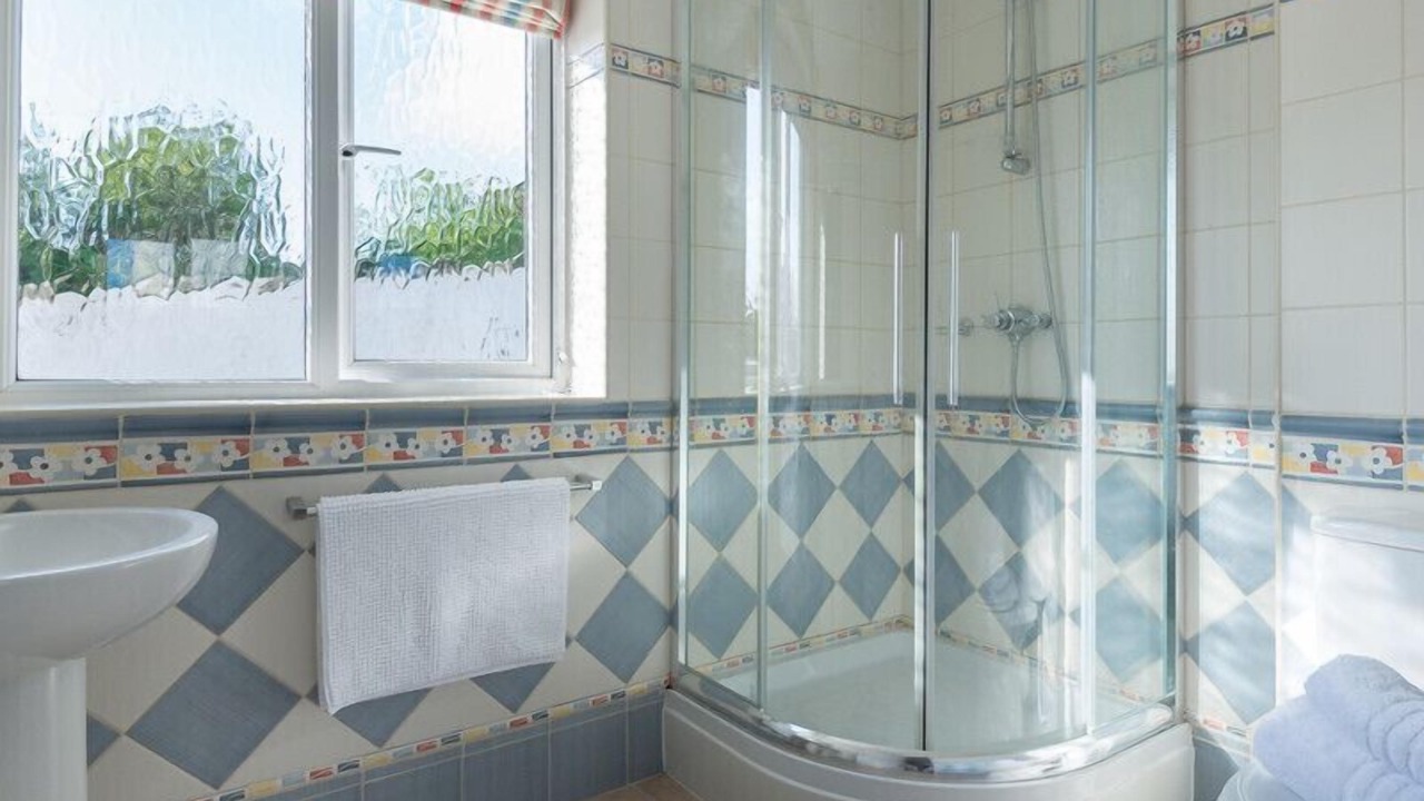 Photo of Bathroom in Polzeath