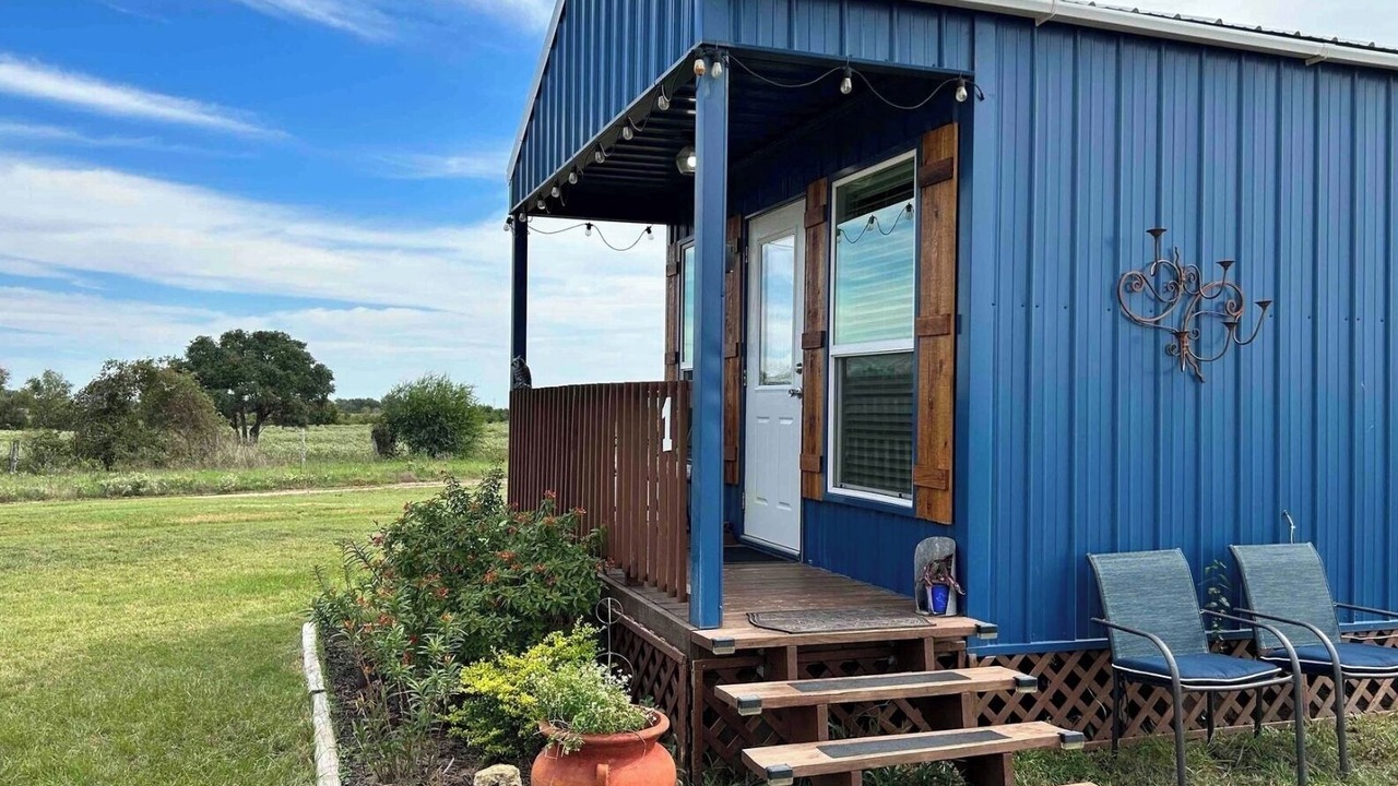 Photo of Outdoor in Carmine