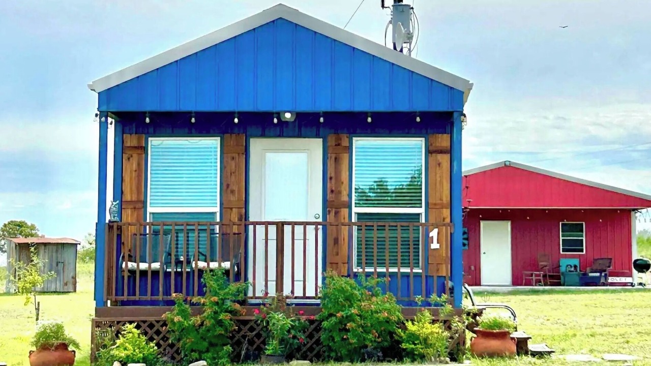 Photo of Outdoor in Carmine