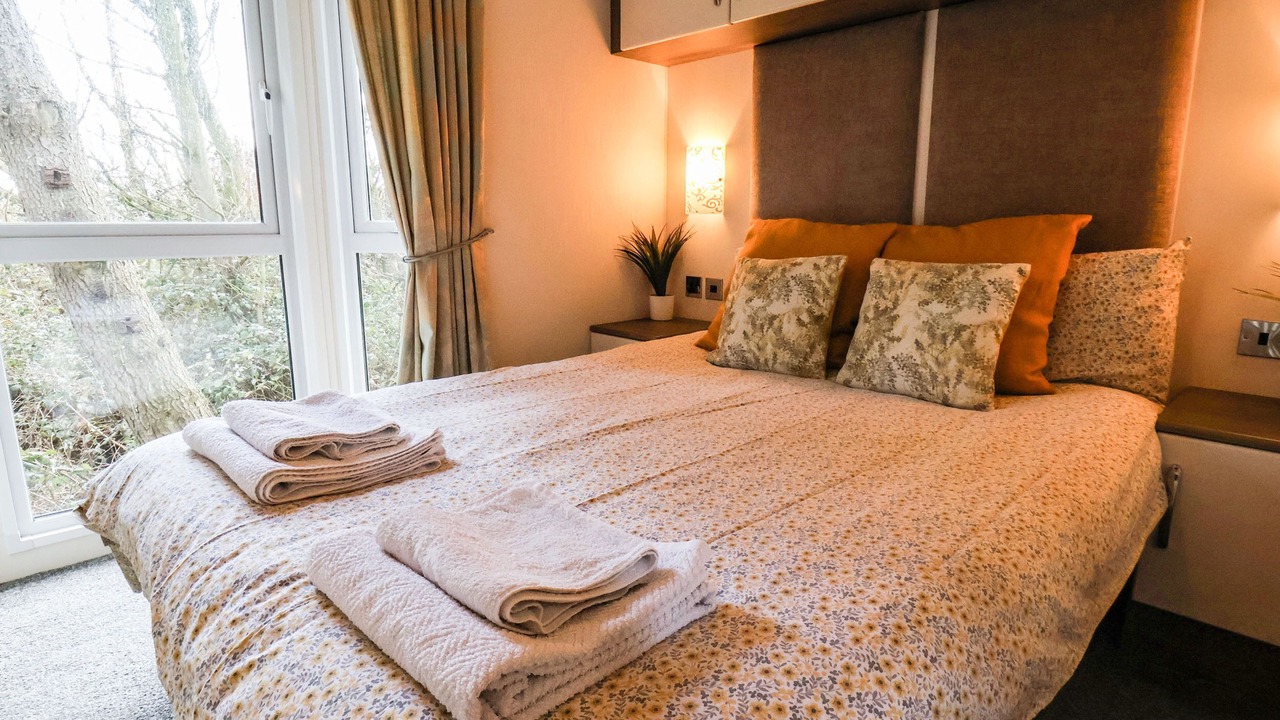 Photo of Bedroom in Cayton Bay