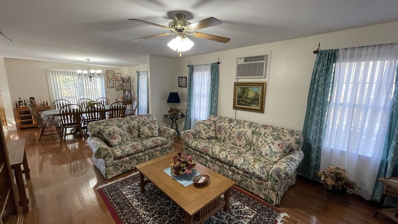 Photo of Livingroom in Swan Lake