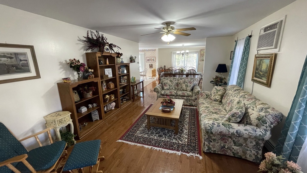 Photo of Livingroom in Swan Lake