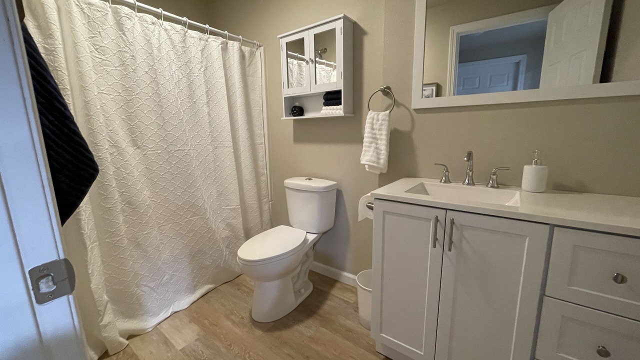 Photo of Bathroom in Fox Farm-College
