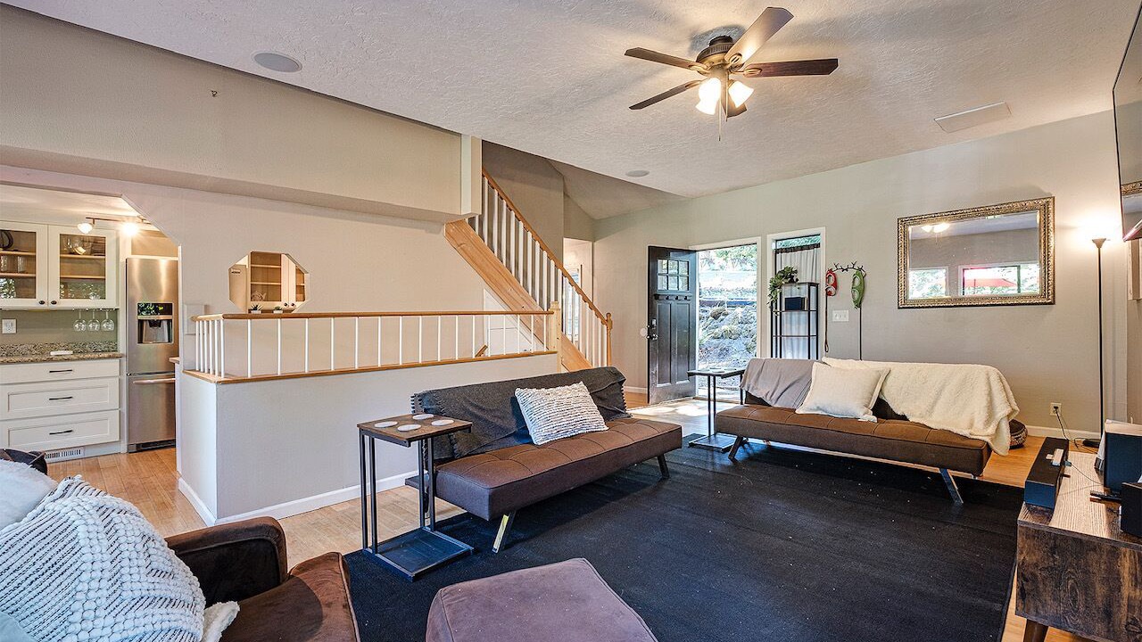 Photo of Livingroom in Stafford - Tualatin Valley