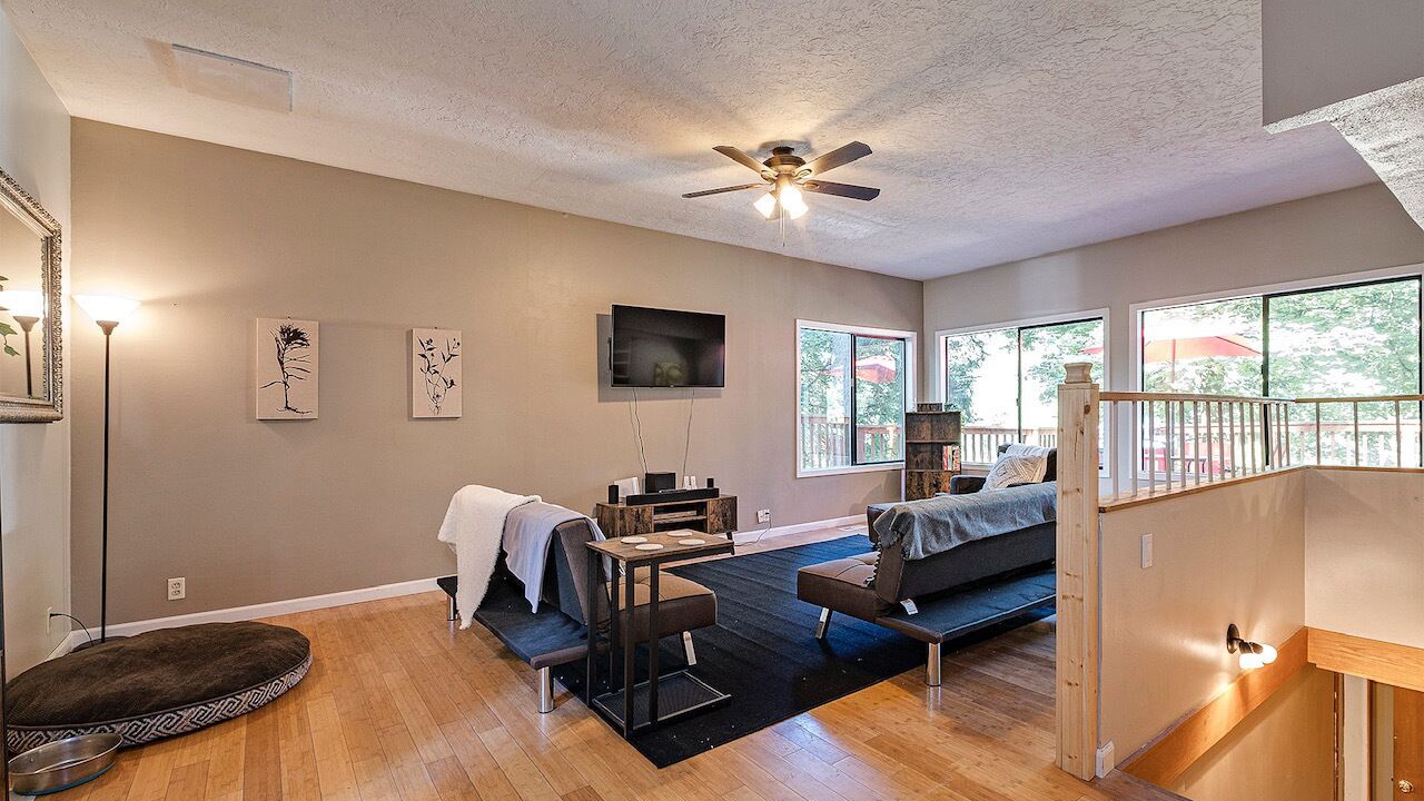 Photo of Livingroom in Stafford - Tualatin Valley