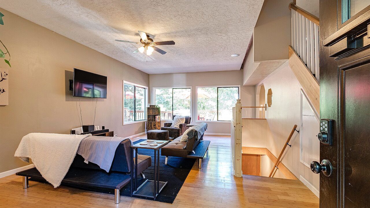 Photo of Livingroom in Stafford - Tualatin Valley