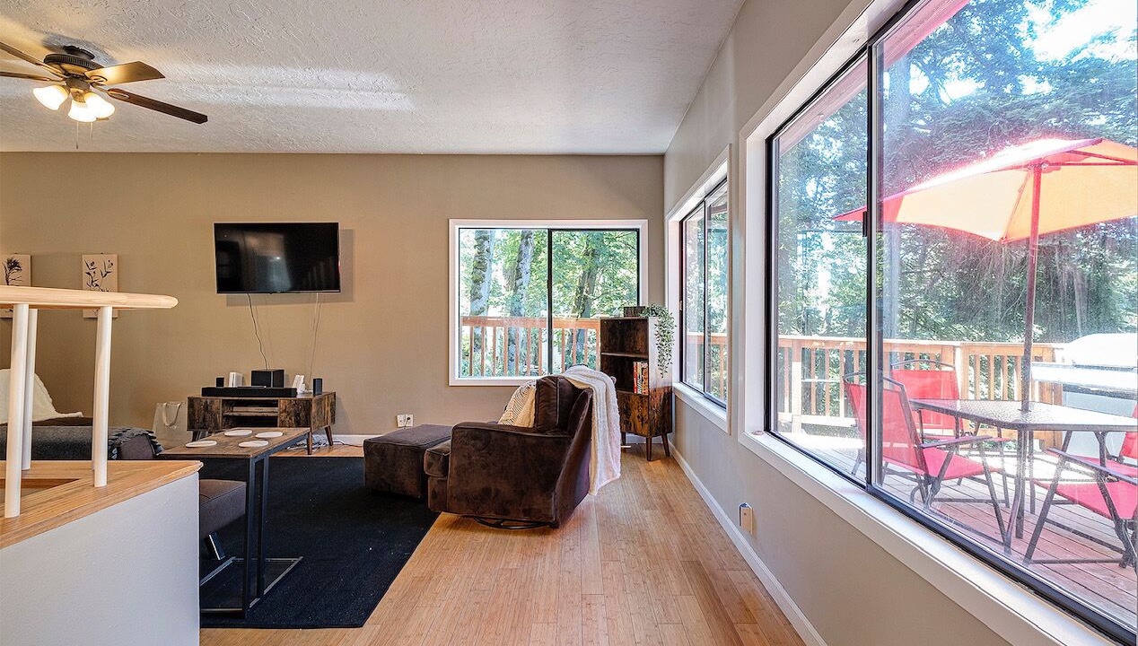Photo of Livingroom in Stafford - Tualatin Valley