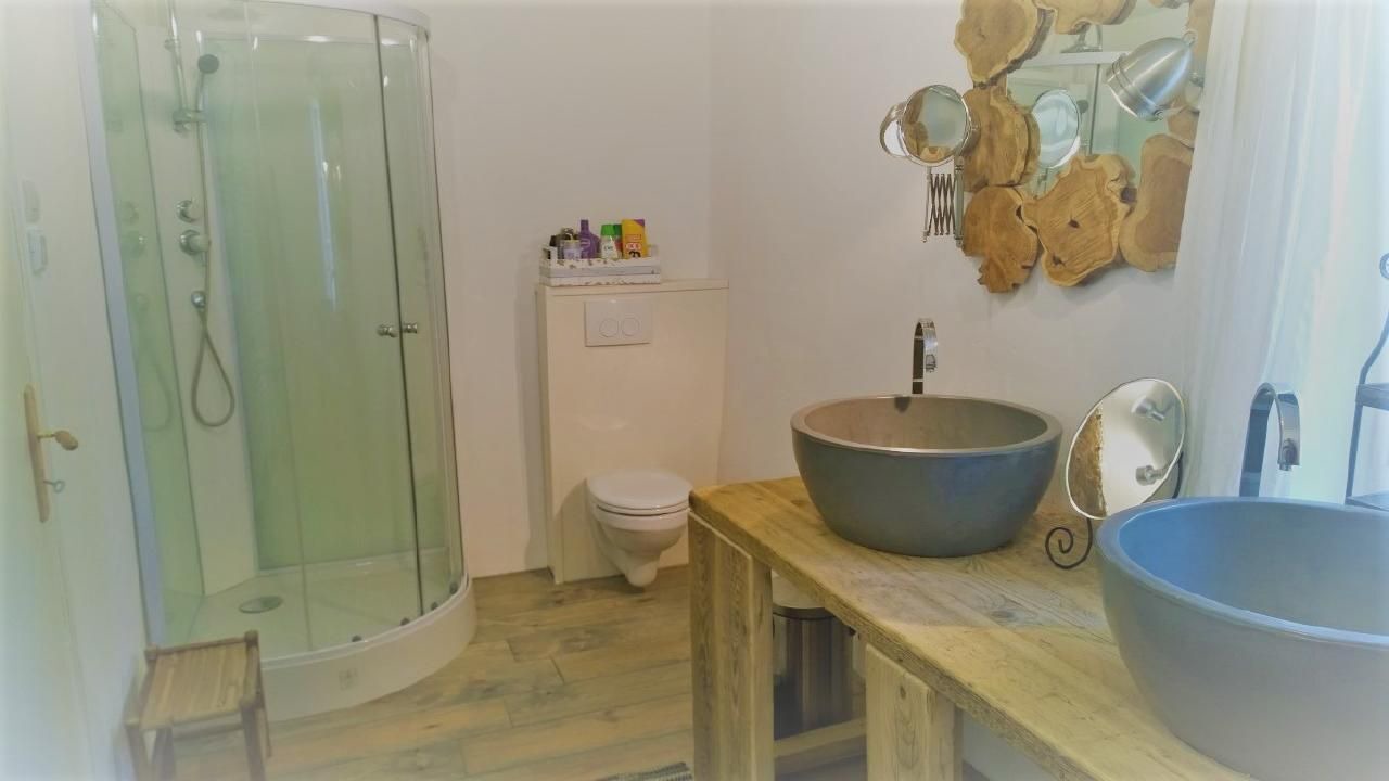 Photo of Bathroom in Menil-Vin