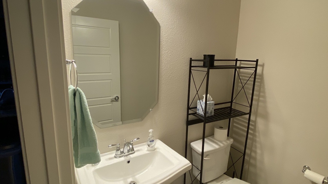 Photo of Bathroom in Montopolis