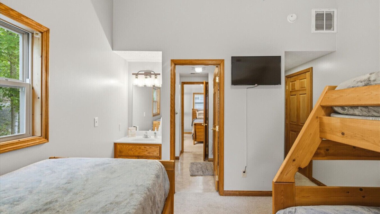 Photo of Bedroom in Flat Hollow Marina