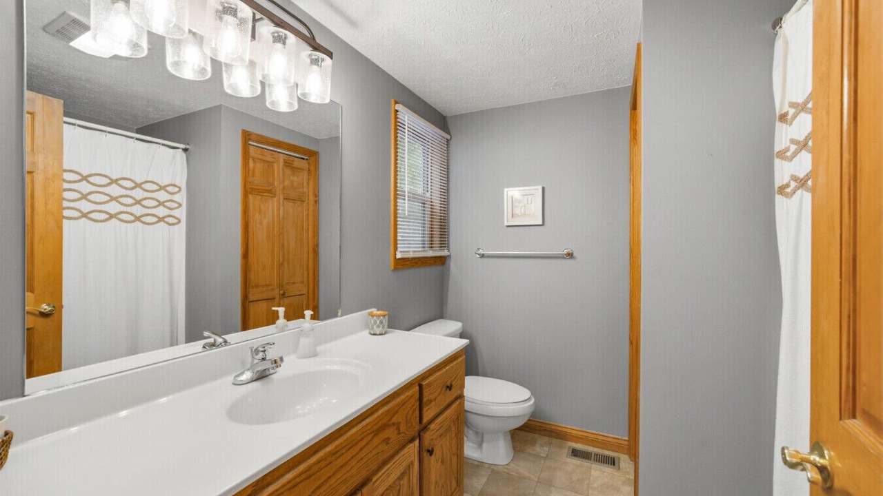 Photo of Bathroom in Flat Hollow Marina