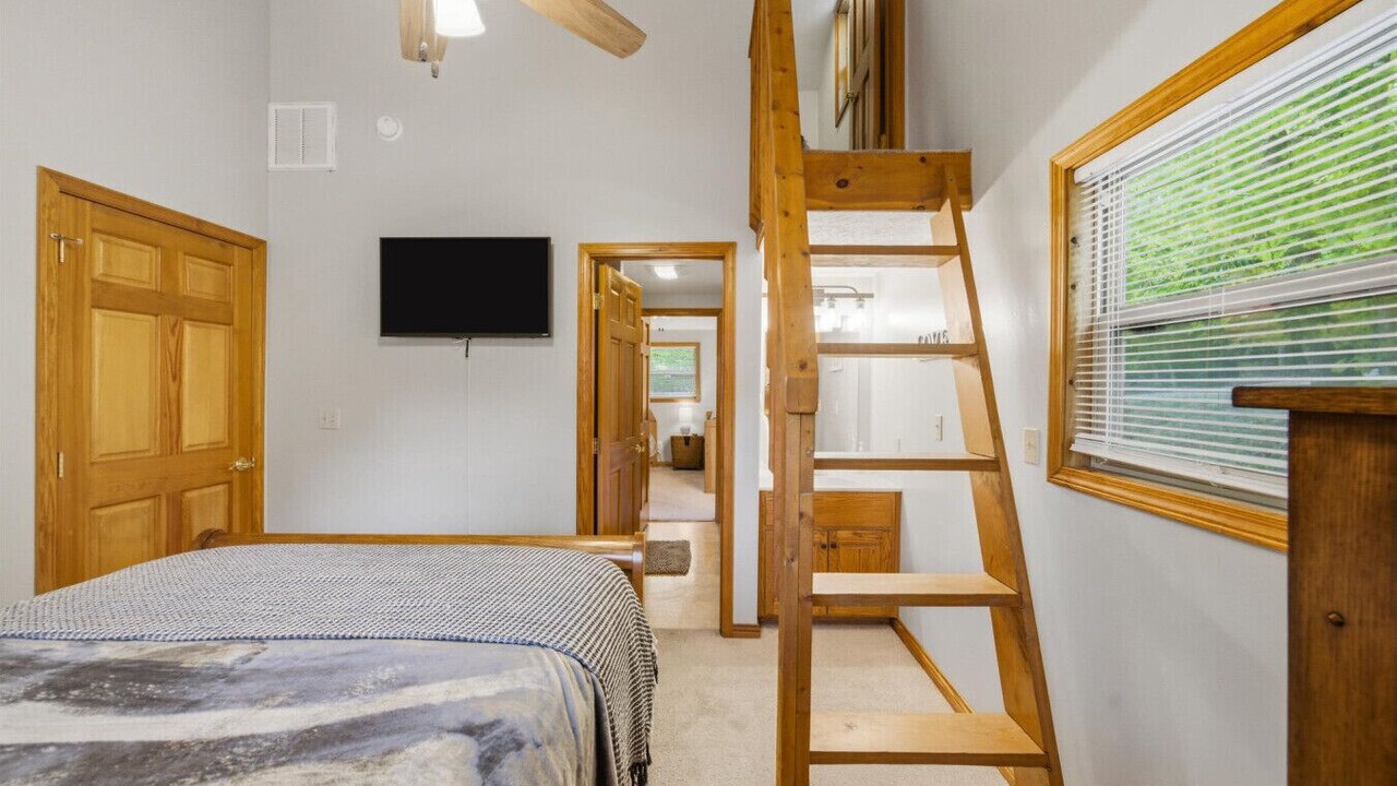 Photo of Bedroom in Flat Hollow Marina