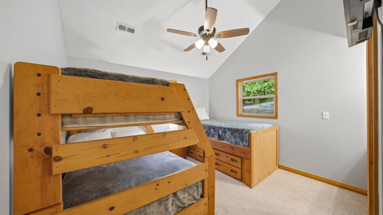 Photo of Bedroom in Flat Hollow Marina