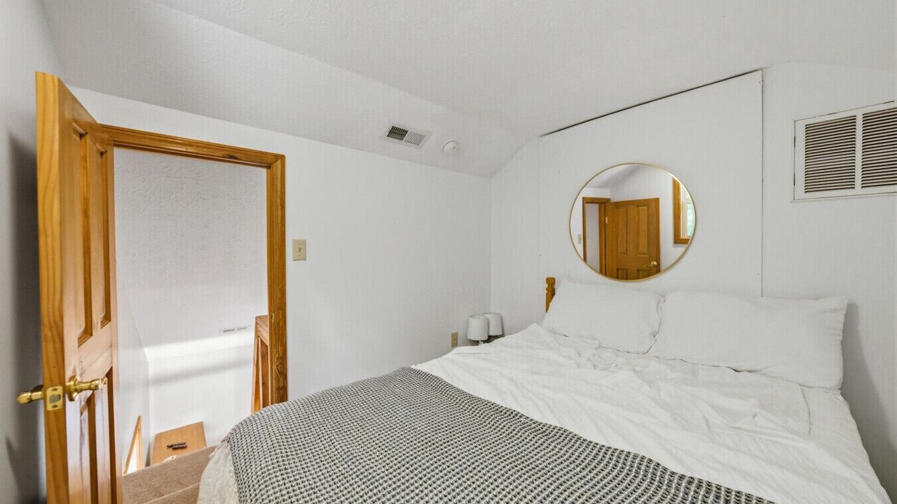 Photo of Bedroom in Flat Hollow Marina