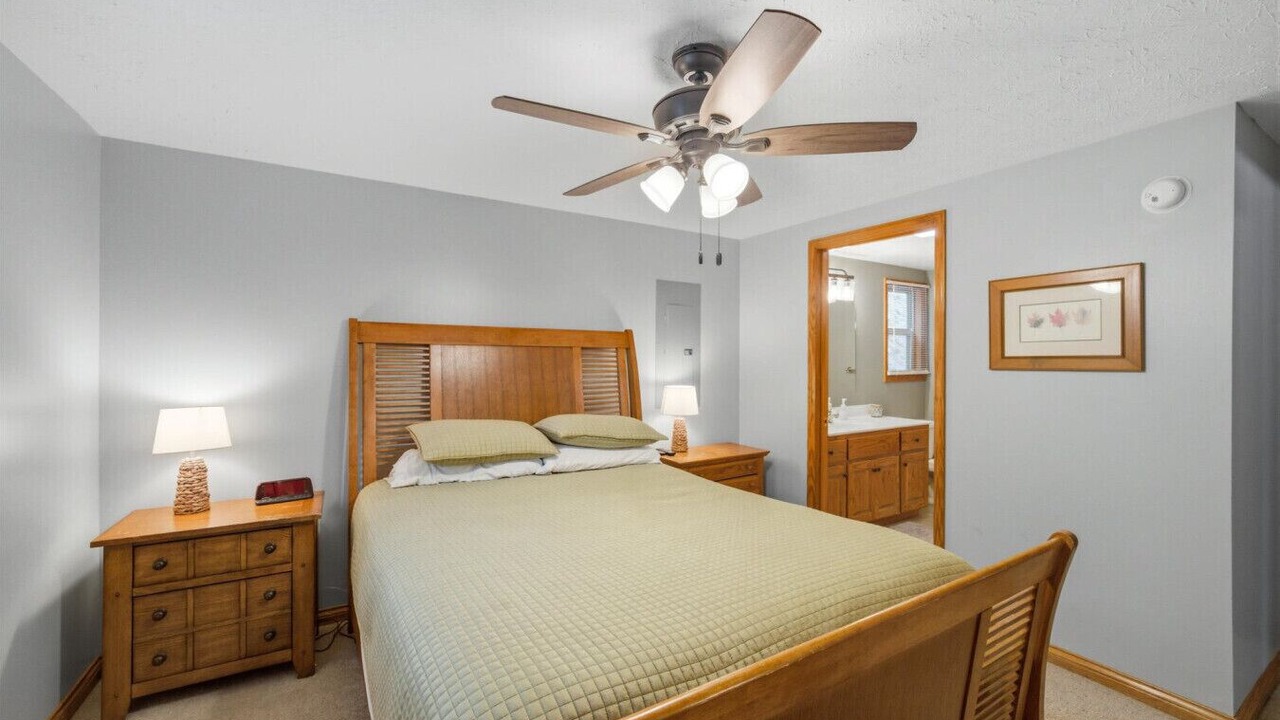 Photo of Bedroom in Flat Hollow Marina