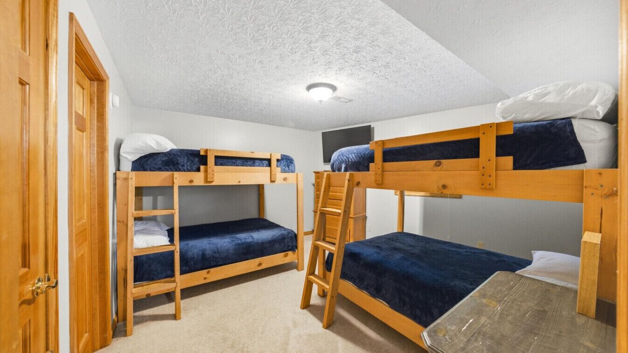 Photo of Bedroom in Flat Hollow Marina