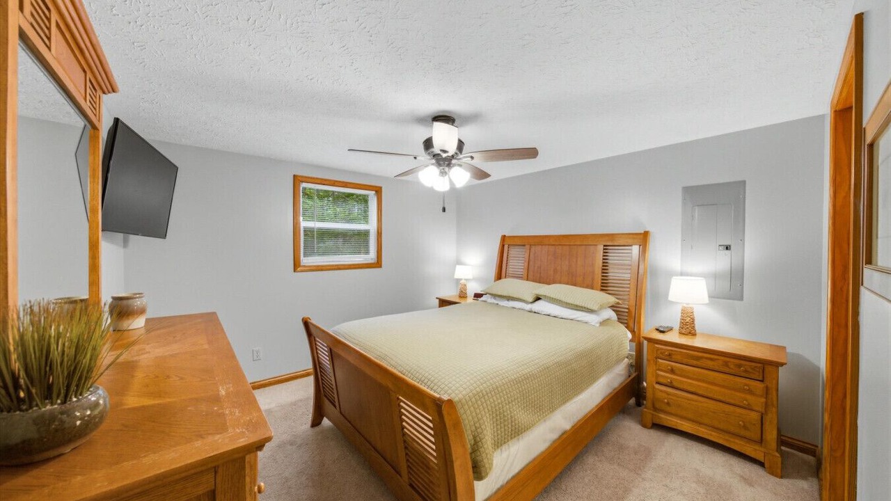 Photo of Bedroom in Flat Hollow Marina