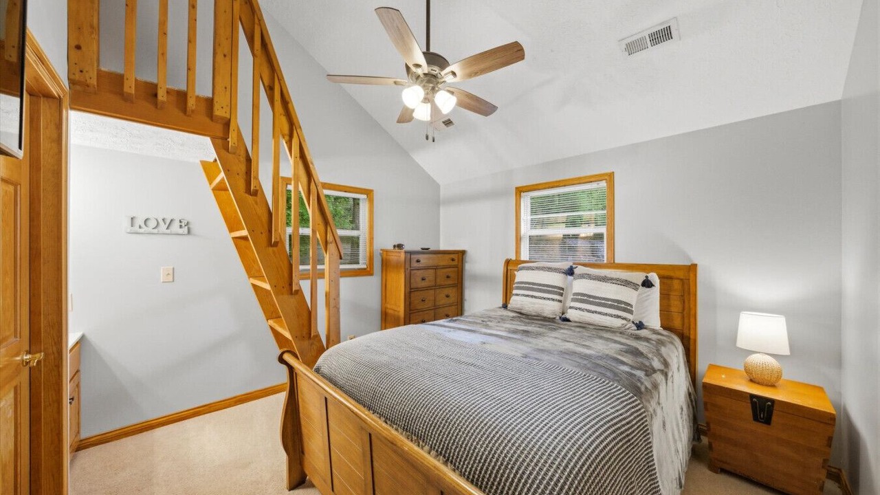 Photo of Bedroom in Flat Hollow Marina