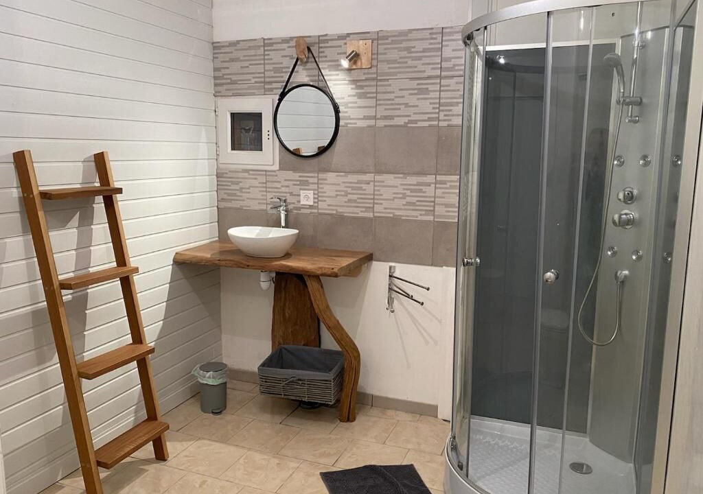 Photo of Bathroom in Luche-Pringe