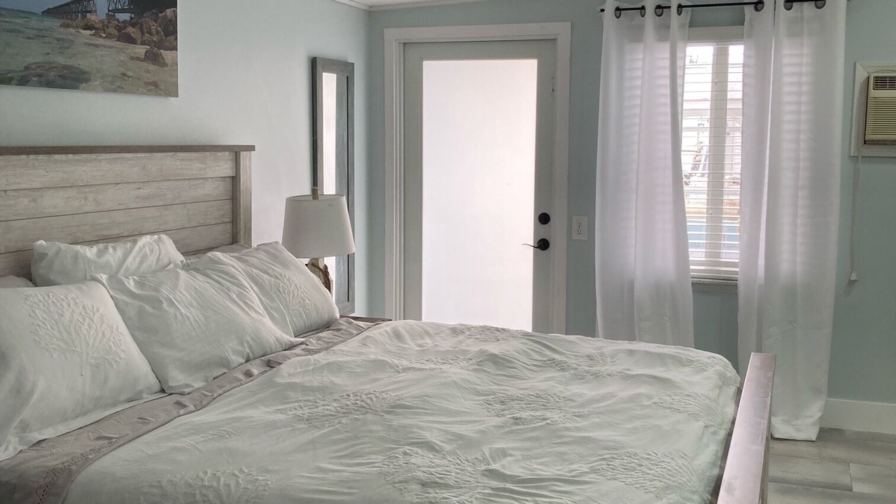 Photo of Bedroom in Doctor's Arm