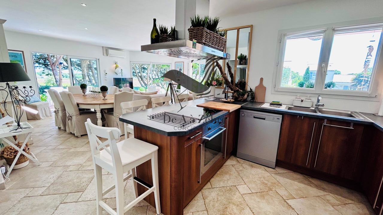 Photo of Kitchen in Port-des-Barques