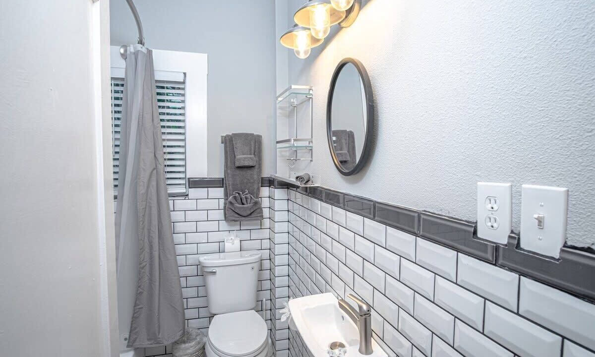 Photo of Bathroom in Mahncke Park
