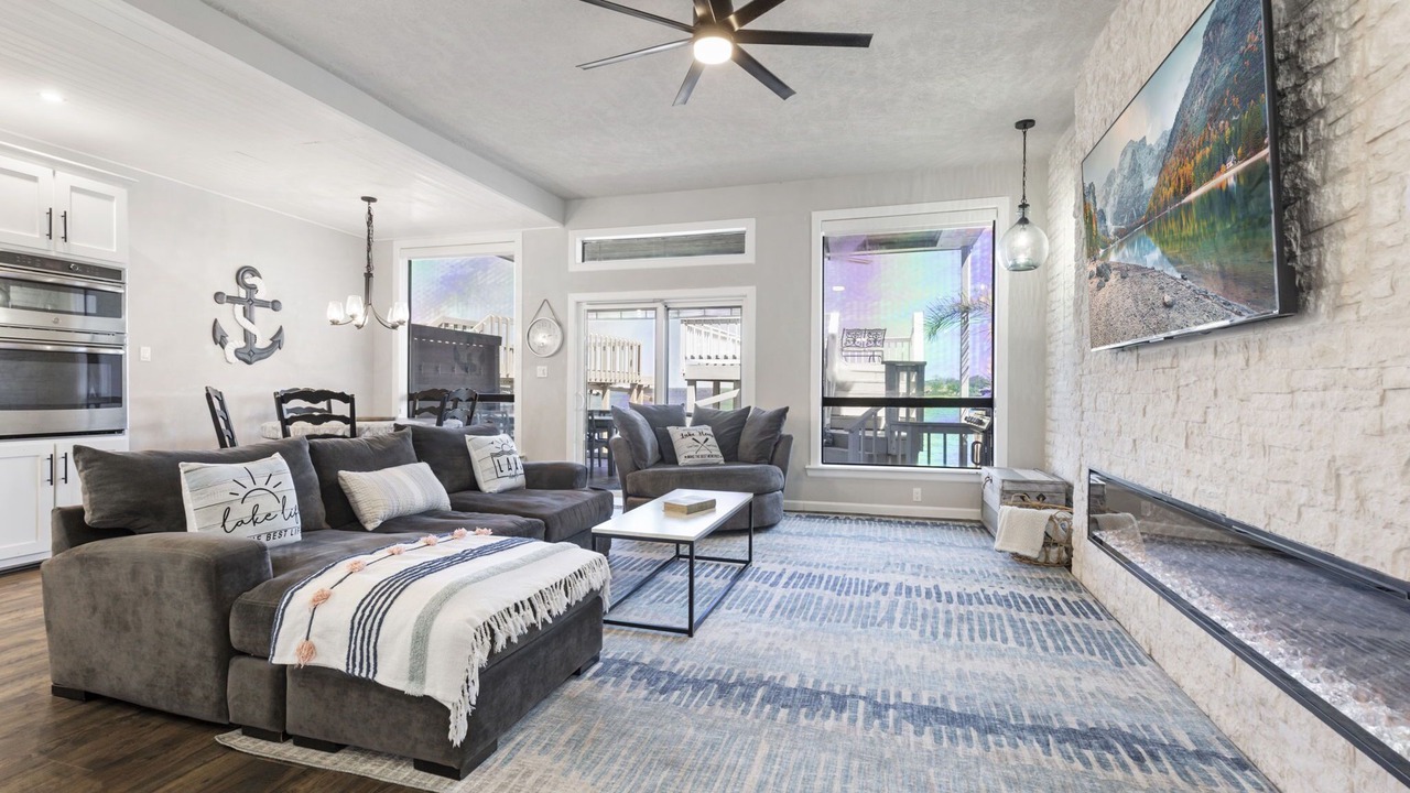 Photo of Livingroom in April Sound