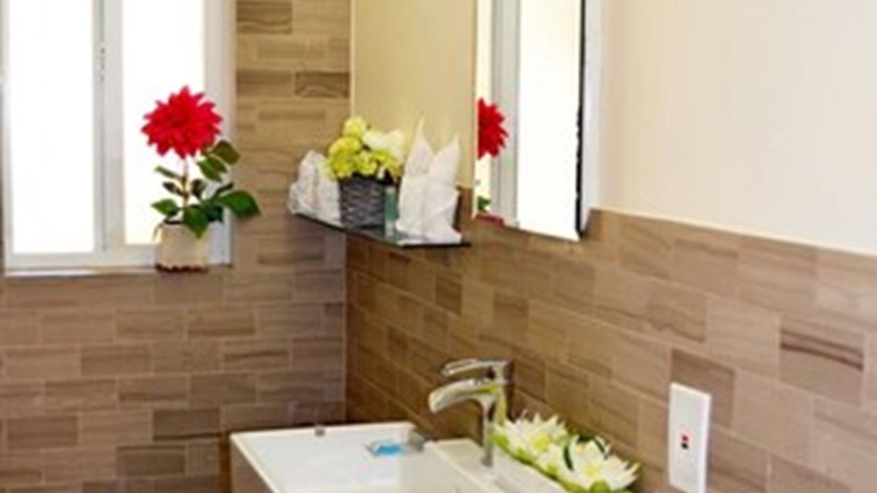 Photo of Bathroom in Hollywood Lakes