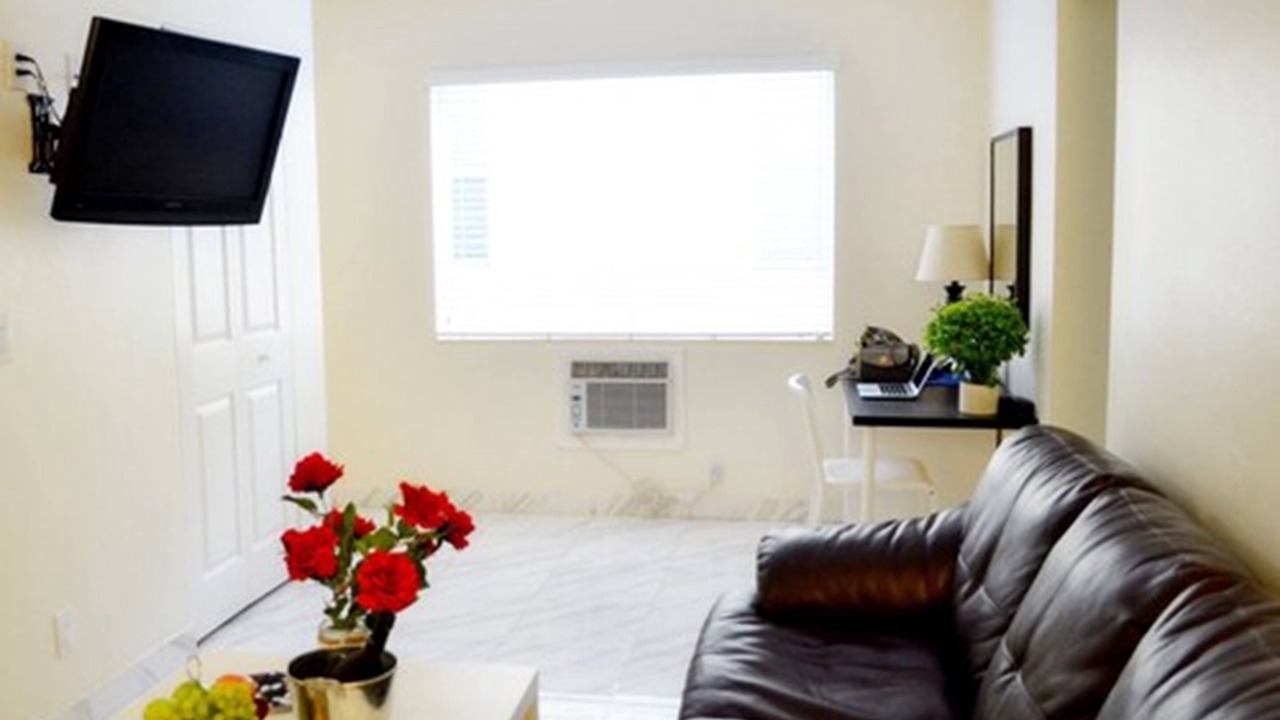 Photo of Livingroom in Hollywood Lakes