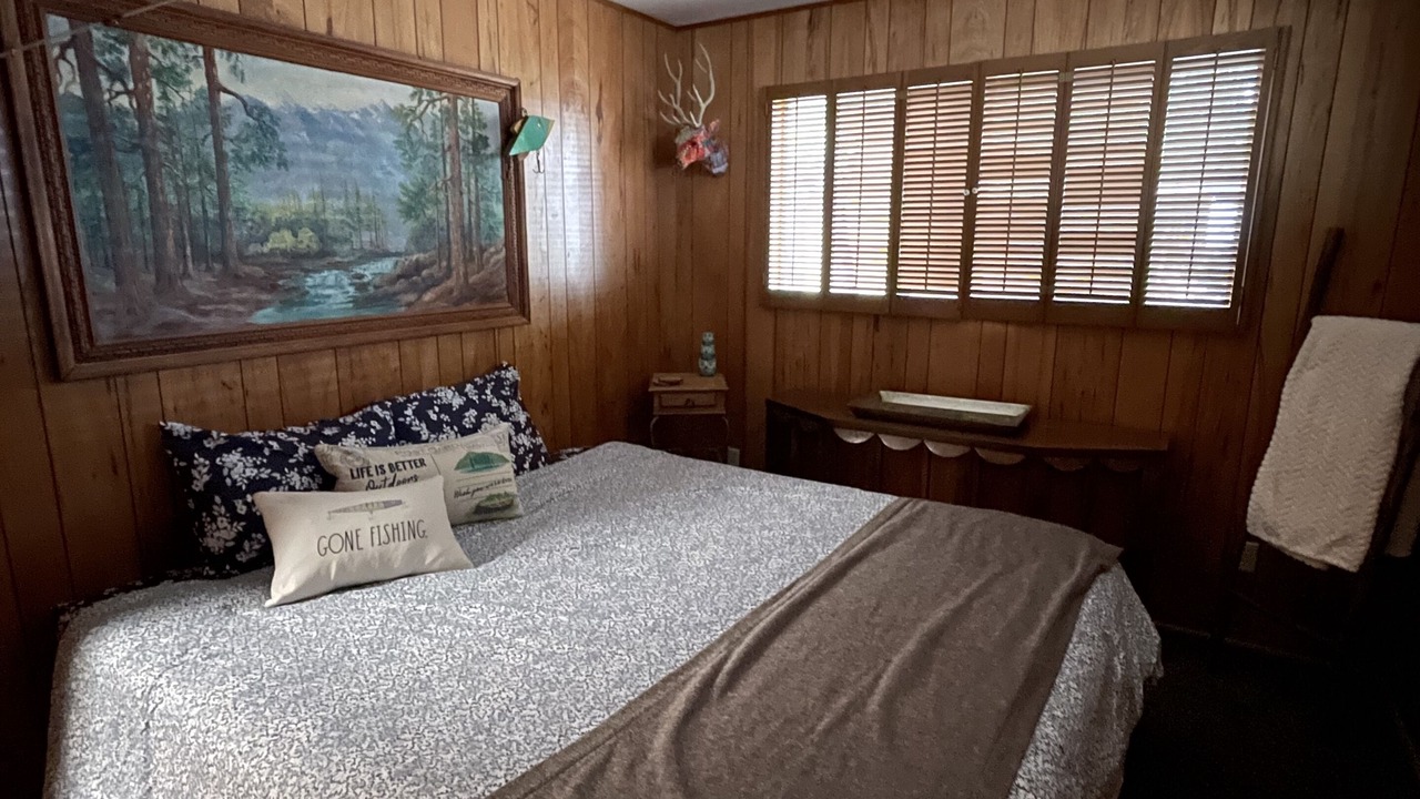 Photo of Bedroom in Crestline
