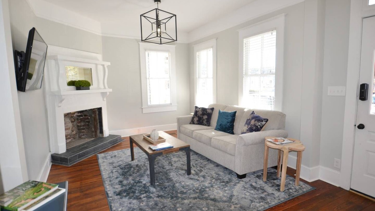 Photo of Livingroom in Thomas Square