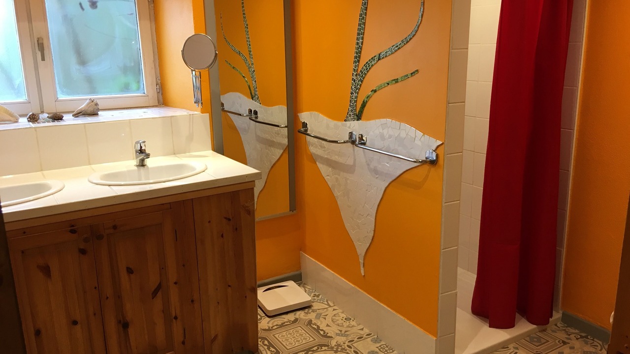 Photo of Bathroom in Eance