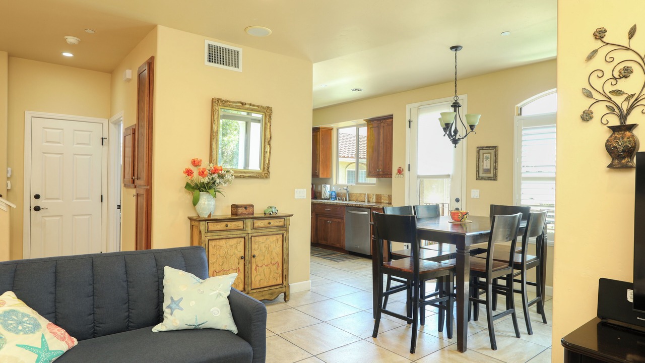 Photo of Livingroom in Downtown