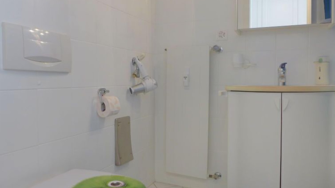 Photo of Bathroom in Lens