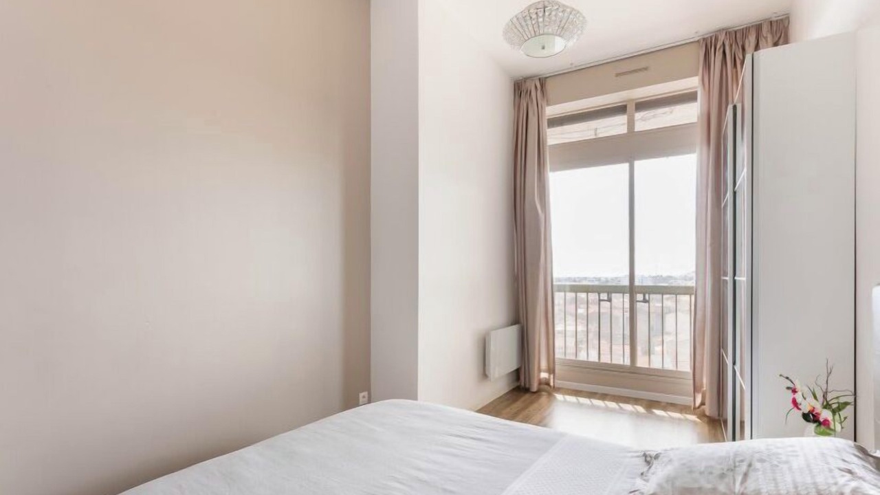 Photo of Bedroom in Comedie