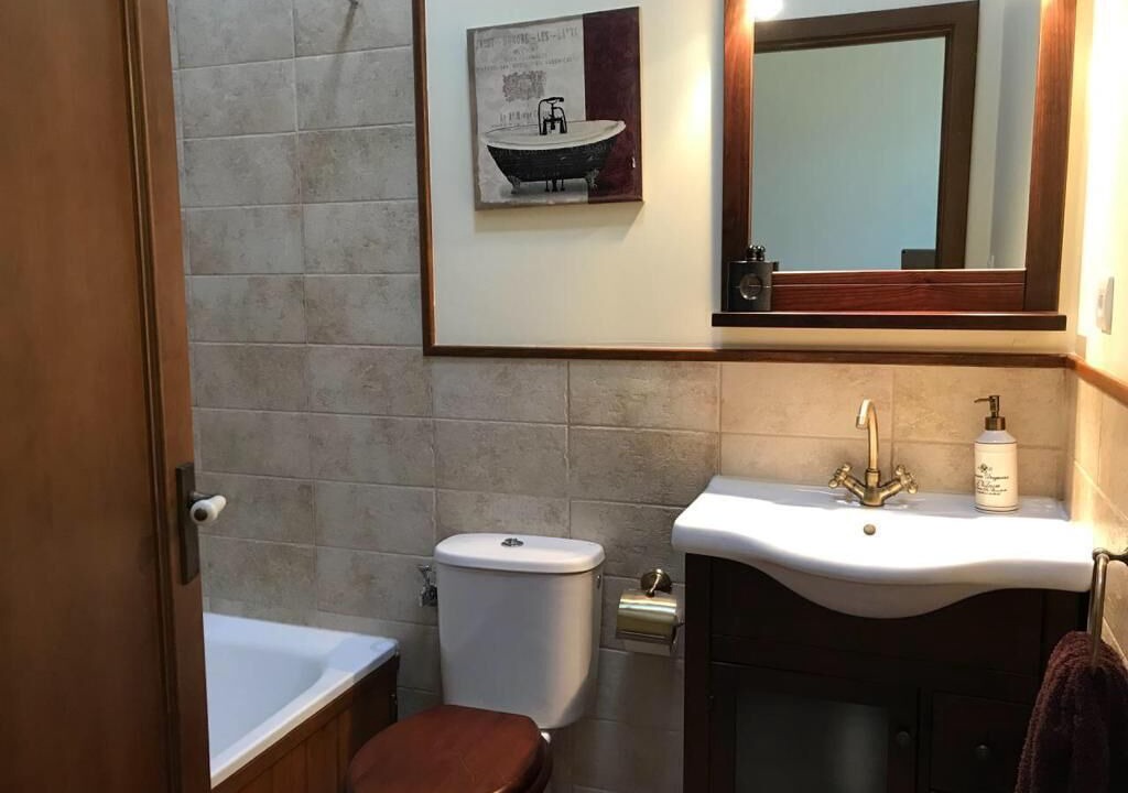 Photo of Bathroom in Err