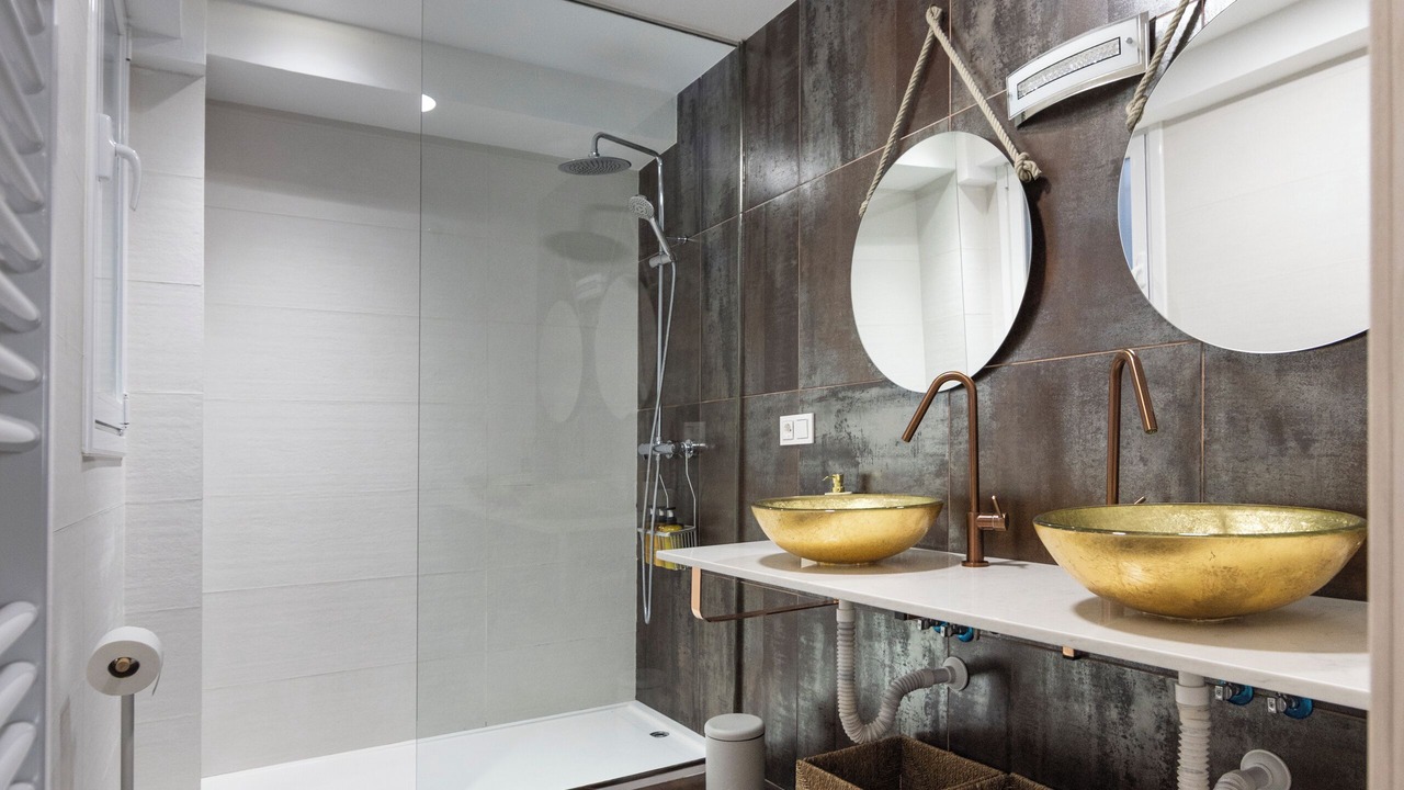 Photo of Bathroom in Central District