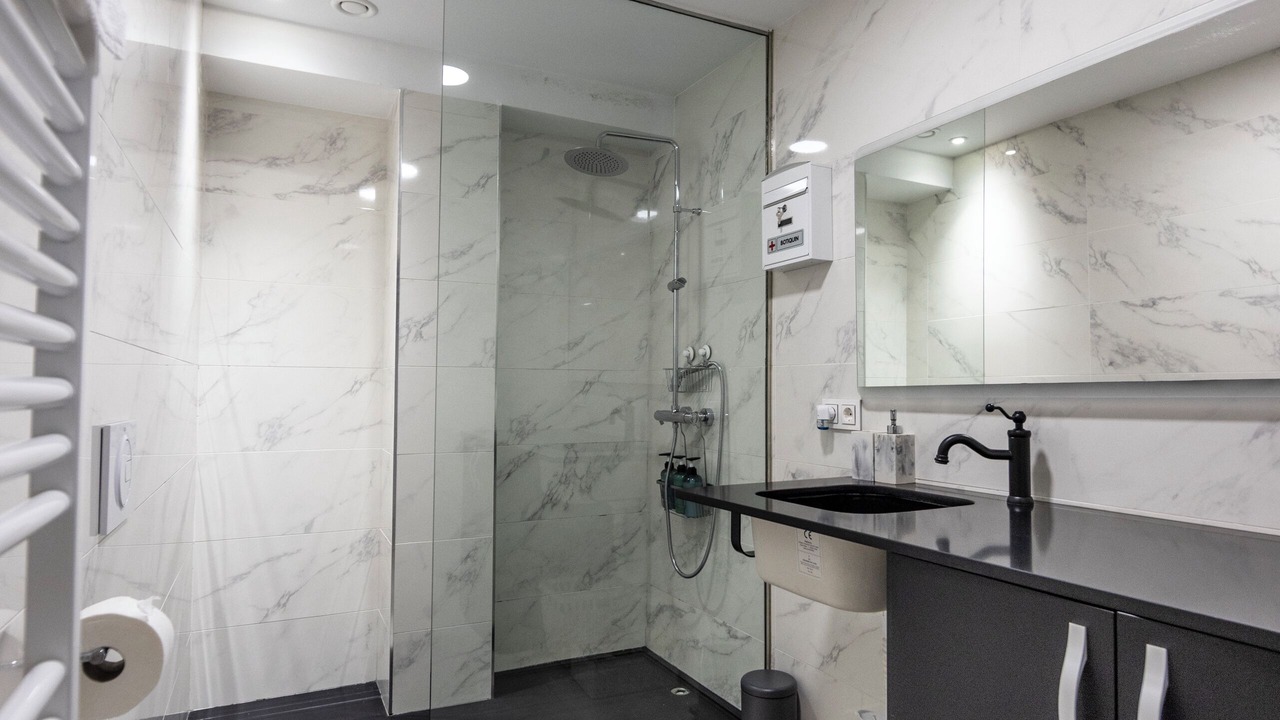 Photo of Bathroom in Central District