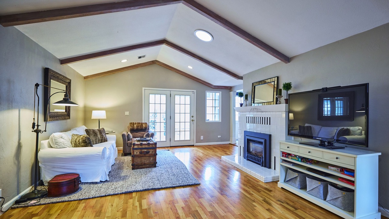 Photo of Livingroom in Cal Young