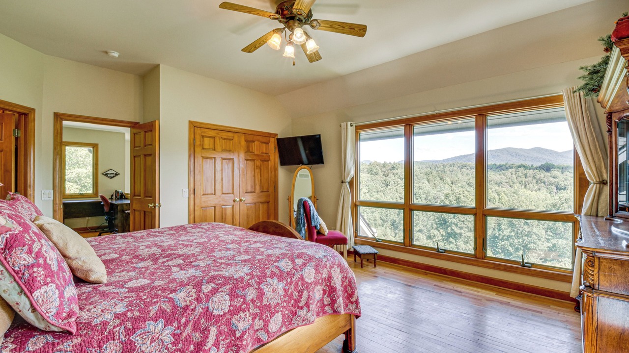 Photo of Bedroom in Dahlonega