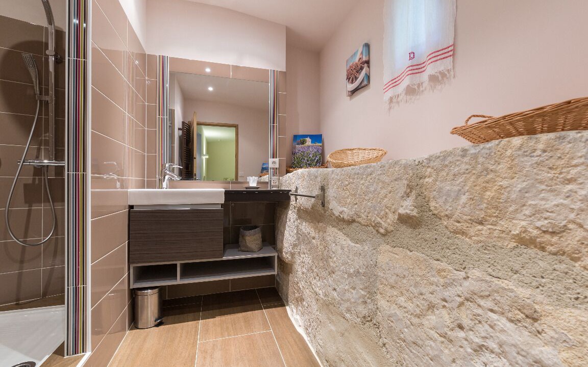 Photo of Bathroom in Eyragues