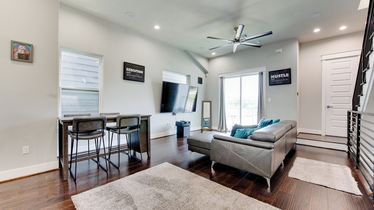 Photo of Livingroom in Astrodome