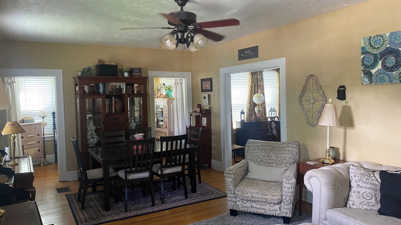 Photo of Livingroom in Ashland