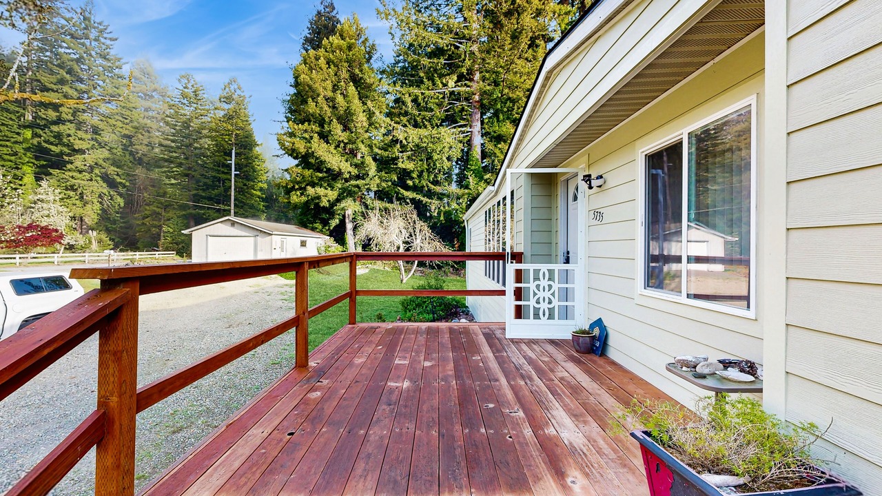 Photo of Patio Balcony in Crescent City